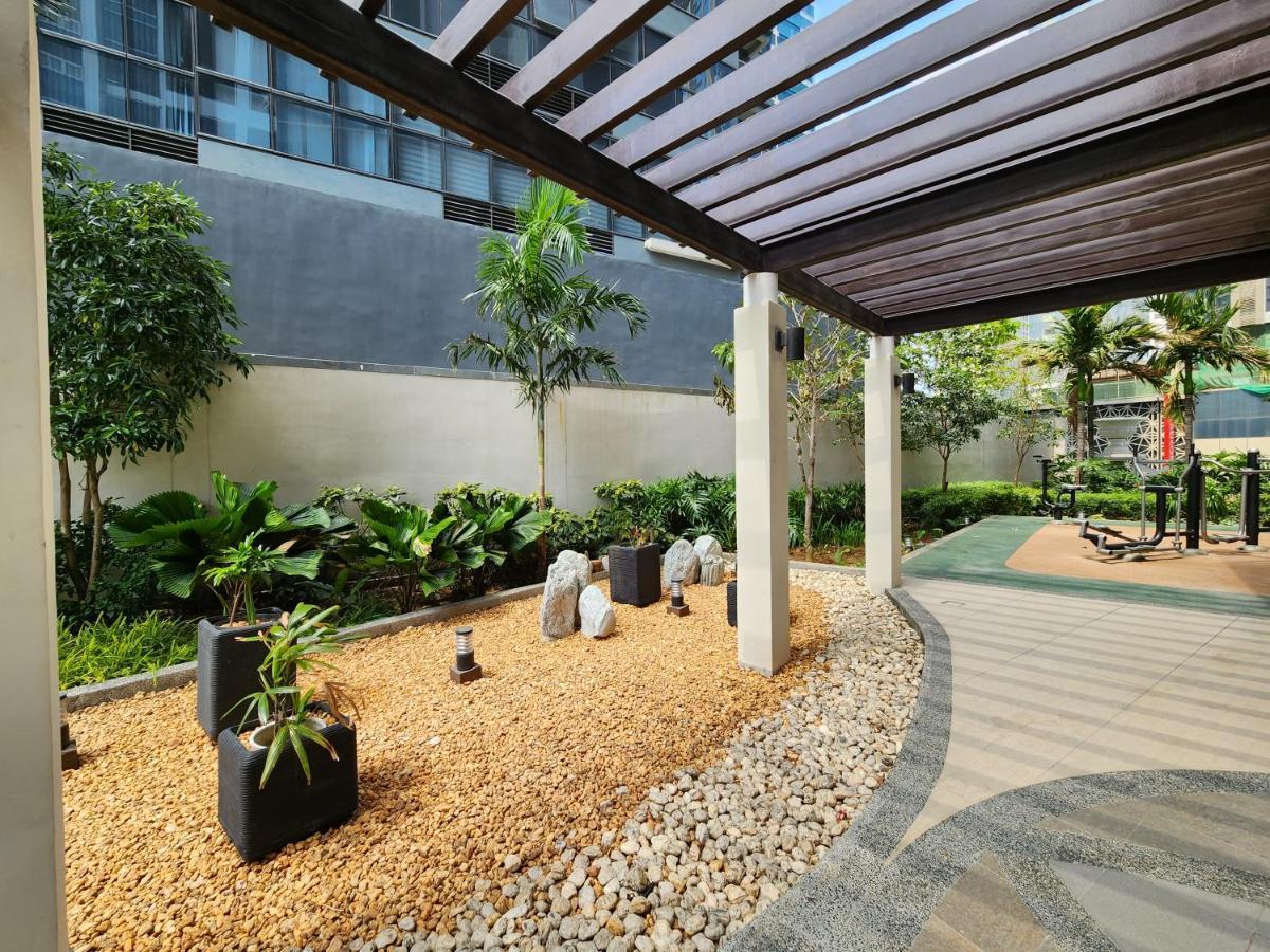 Spacious 7U Homey Unit Steps Away From Uptown Mall And Mitsukoshi Mall Free Parking With Washer Manila Exterior foto